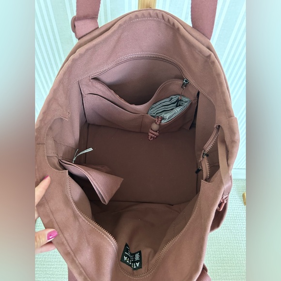 Athleta Kinetic Large Weekender Tote Bag Mauve Top Zipper Pockets Travel Sleeve - Picture 8 of 14